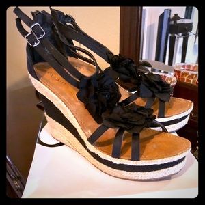 💖Nine West Black & Cream Flower Wedge Sandals💖